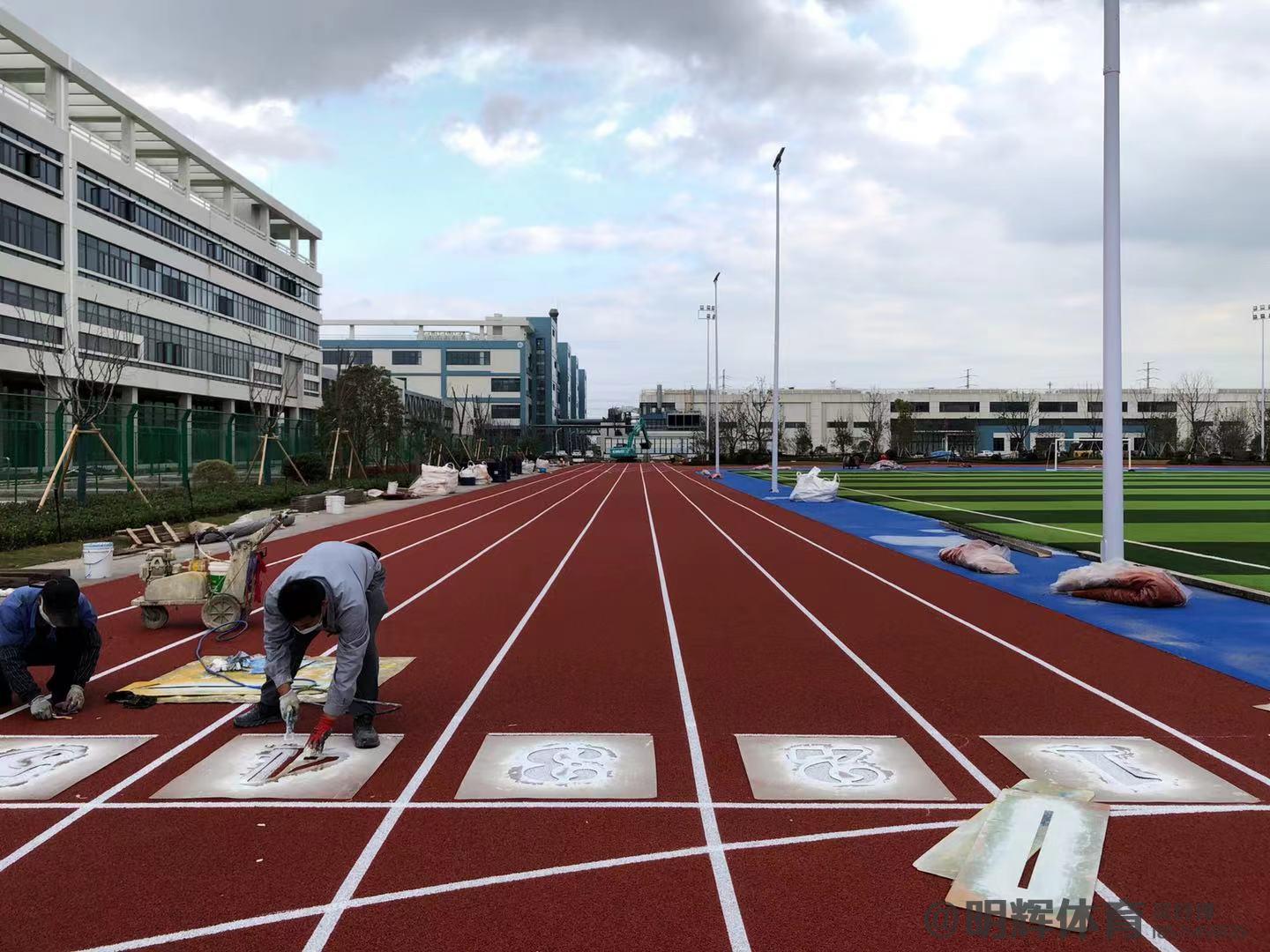 仲巴塑胶跑道建设