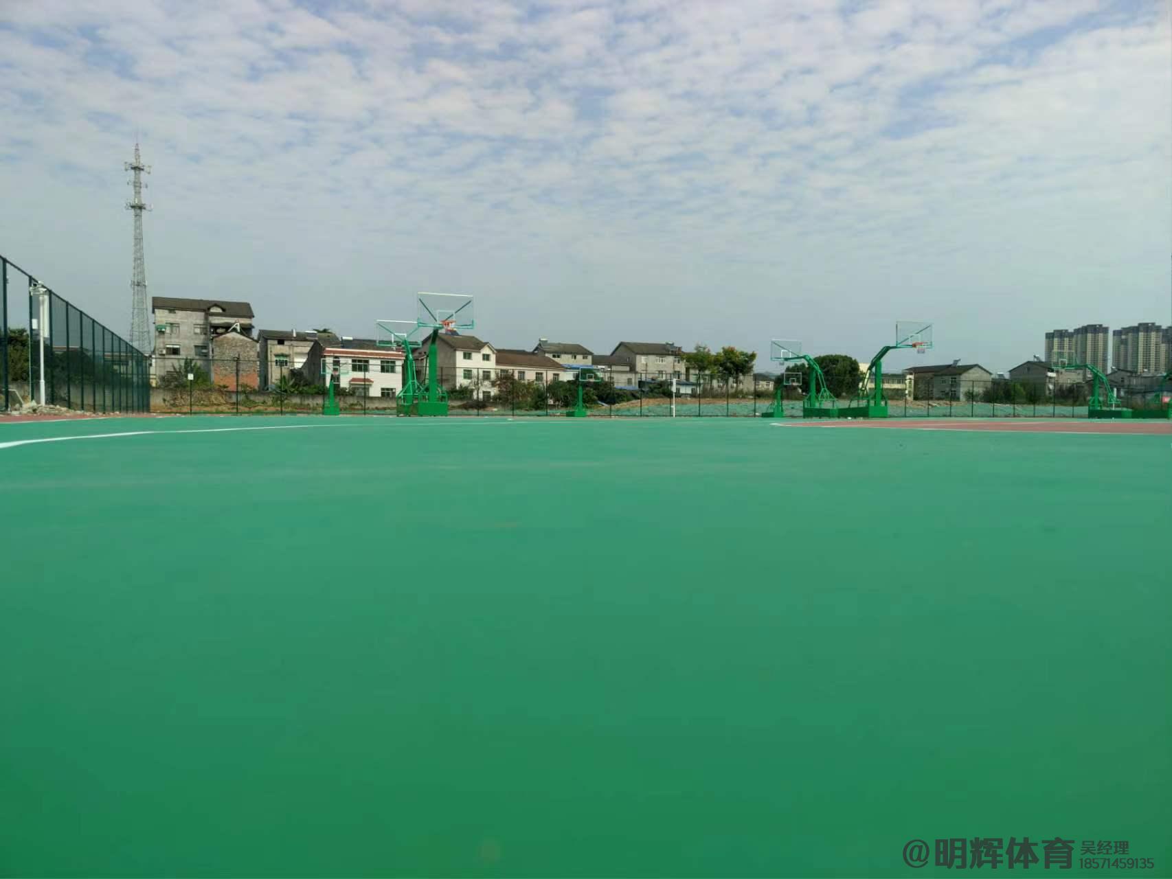 仲巴硬地丙烯酸球场的优缺点